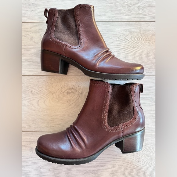 Earth Denali Respect Bootie - Size 8.5M - Hot Maroon - Picture 4 of 14